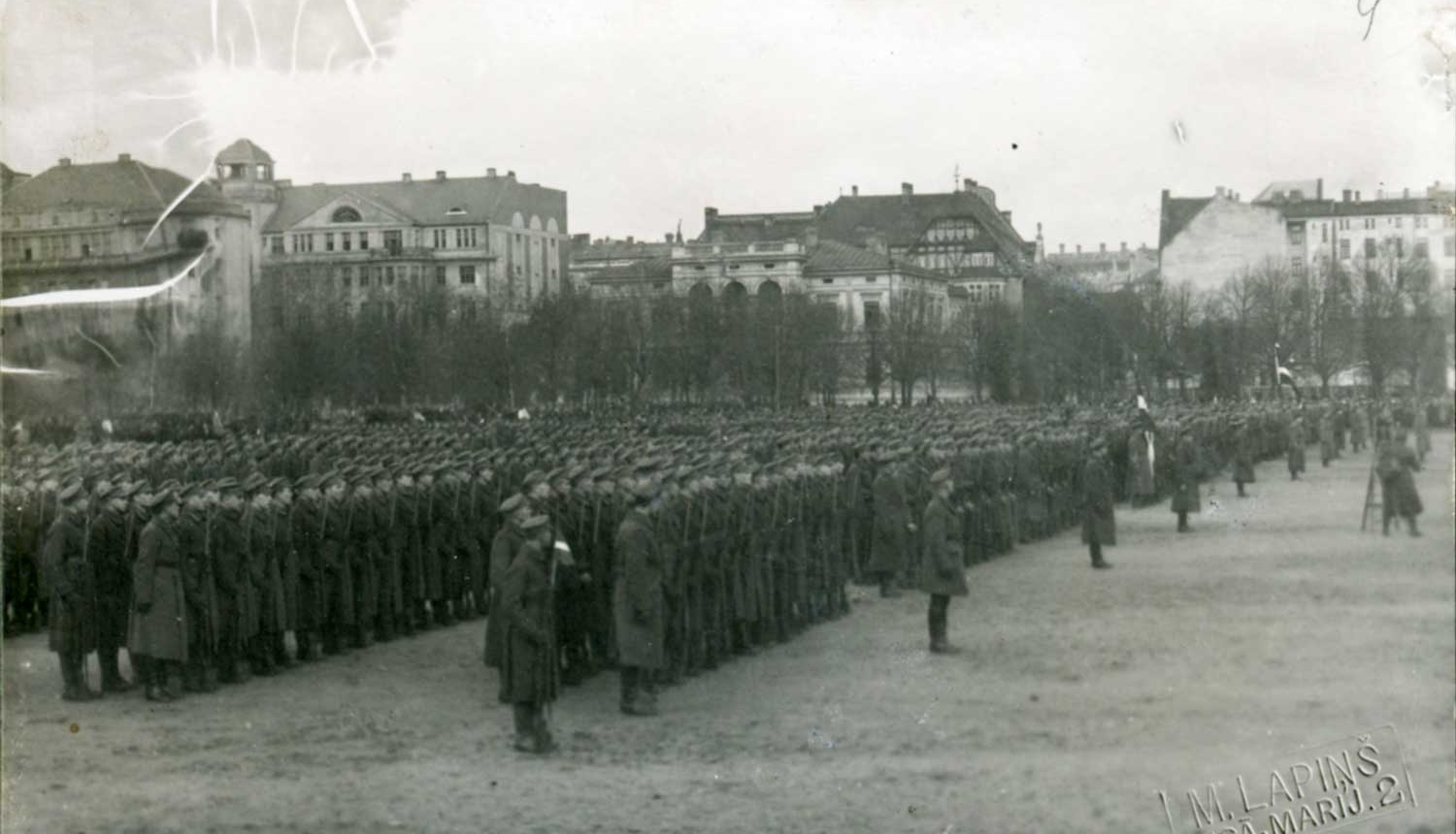 Lāčplēša Kara ordeņa pasniegšanas ceremonija. 11.11.1920. Fotogrāfs Mārtiņš Lapiņš. Avots: Latvijas Nacionālais vēstures muzejs.